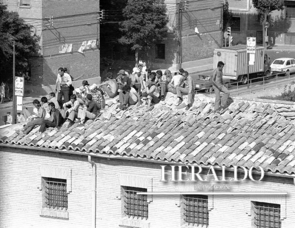 En julio de 1977 se produjo un motín en la cárcel de Torrero de Zaragoza. Cerca de cuarenta presos comunes de la prisión provincial se subieron al tejado de uno de los pabellones de la cárcel para pedir amnistía y libertad.