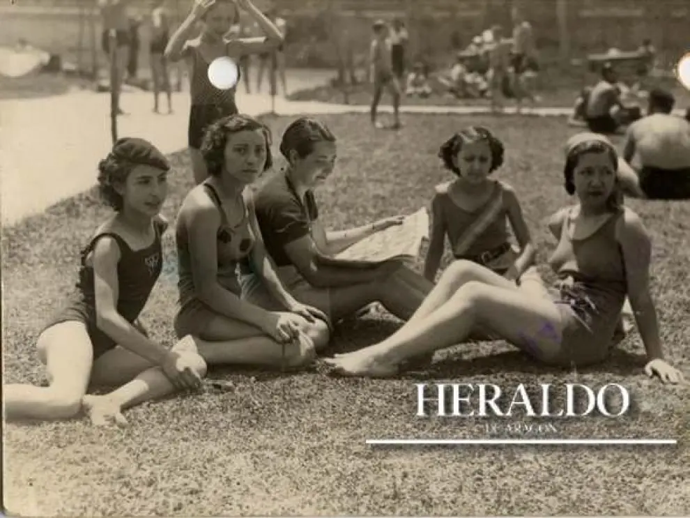 Chicas tomando el sol en Zaragoza en la década de los años 30.