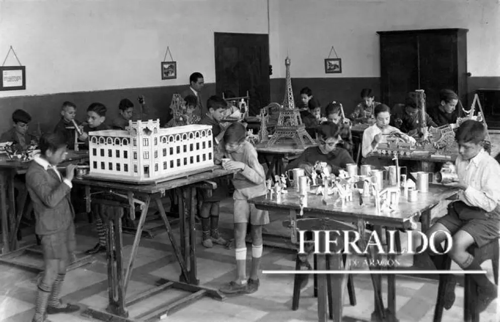 Exposición escolar en julio de 1935 con los trabajos realizados por los alumnos de la escuela de la calle Palafox de Zaragoza.