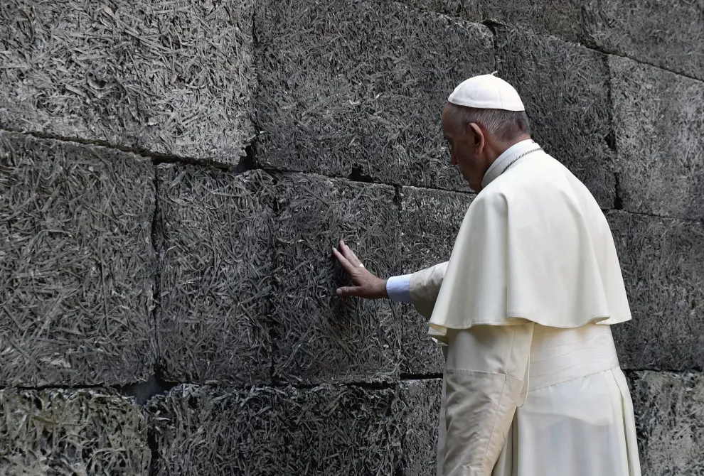 El Papa visita Auschwitz