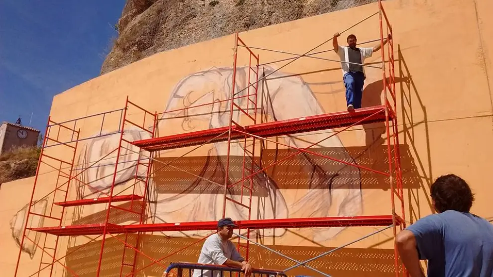La artista argentina Mariel Rosales presenta su mural gigante en Monroyo