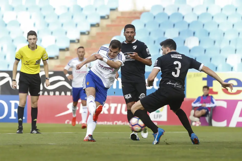 Javi Ros, en el disparo cuyo rechace supuso el gol de Lanzarote.