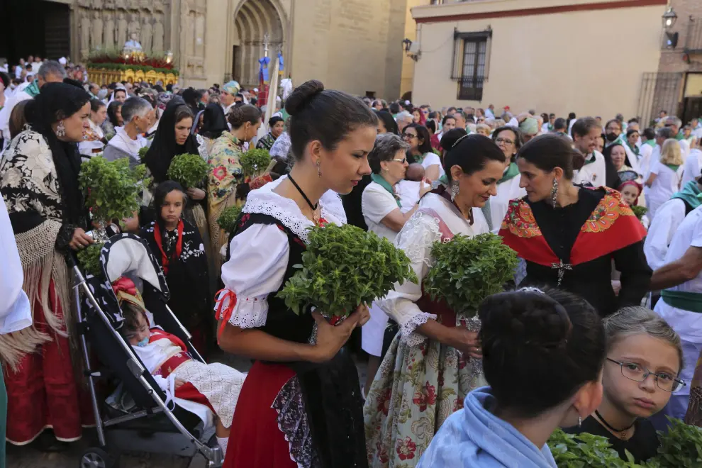 Decenas de personas participaron en la procesión de San Lorenzo con trajes tradicionales.