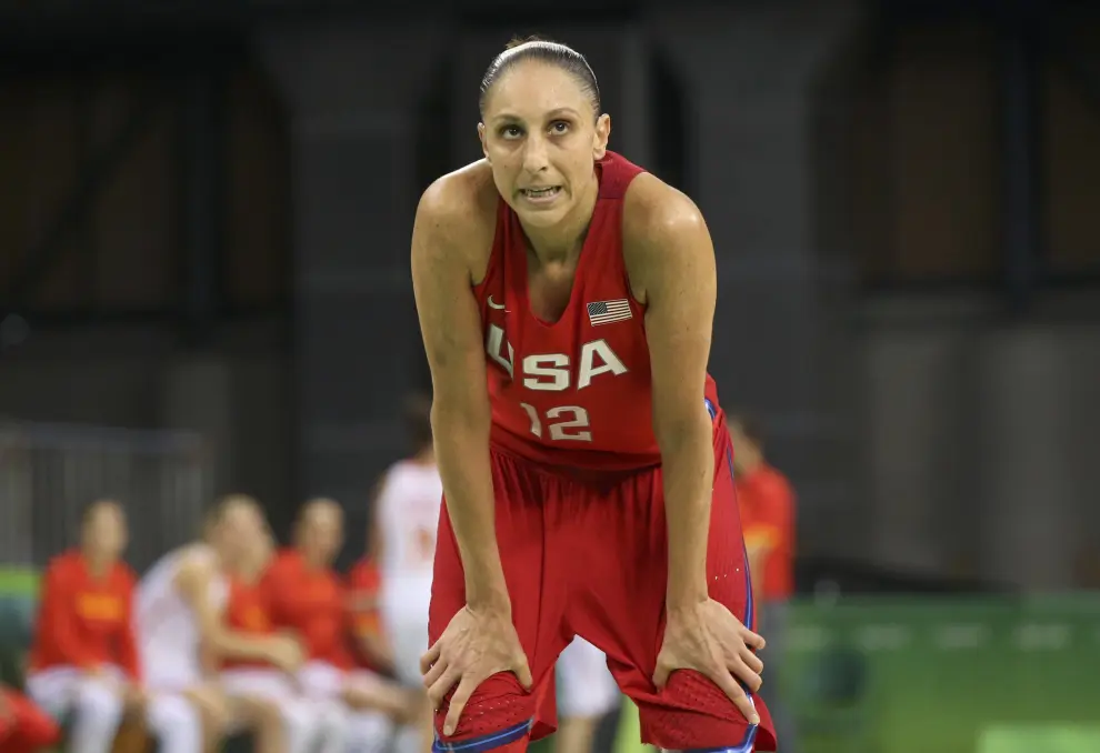Diana Taurasi, campeona de baloncesto de Estados Unidos con su habitual manera de llevar el uniforme de su equipo