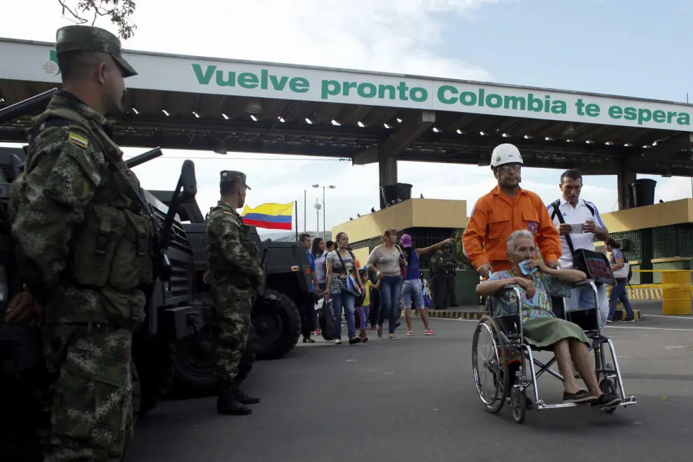 Casi 30.000 personas cruzan frontera colombo-venezolana el día de su apertura