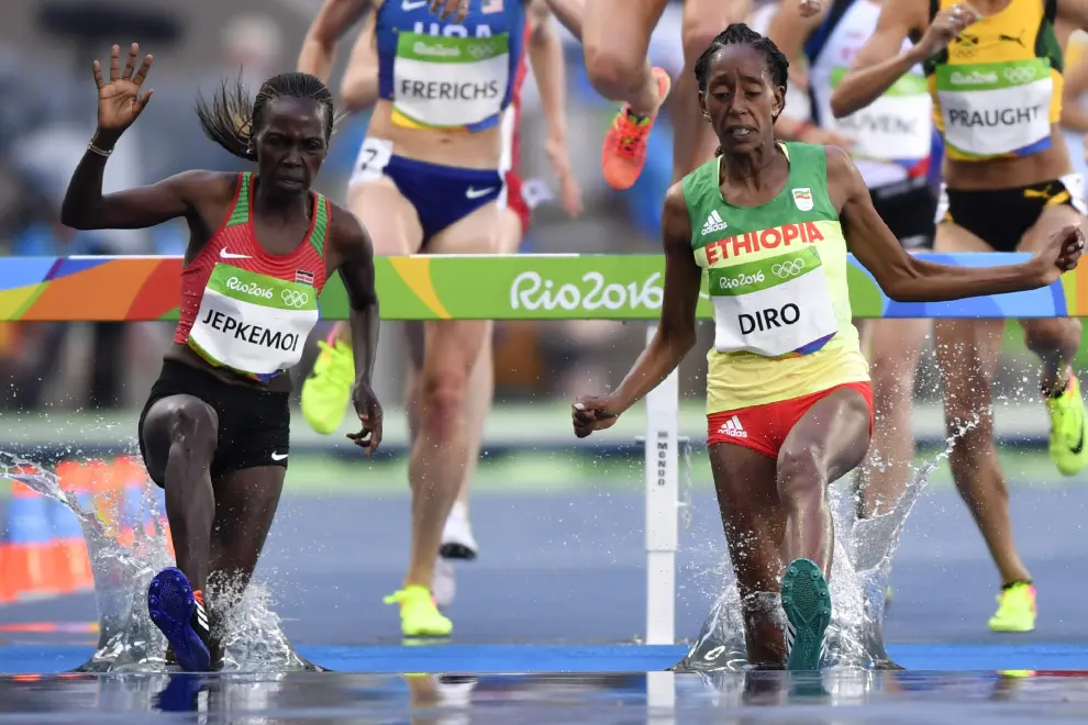 La etíope Diro acaba la carrera sin zapatilla