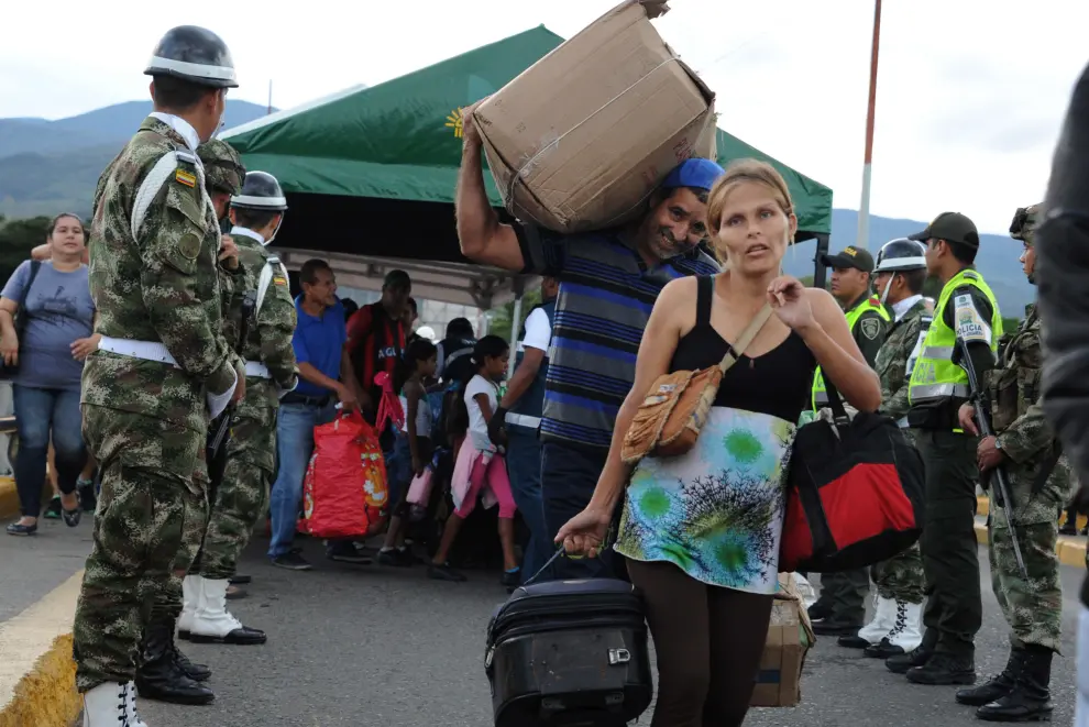 Casi 30.000 personas cruzan frontera colombo-venezolana el día de su apertura