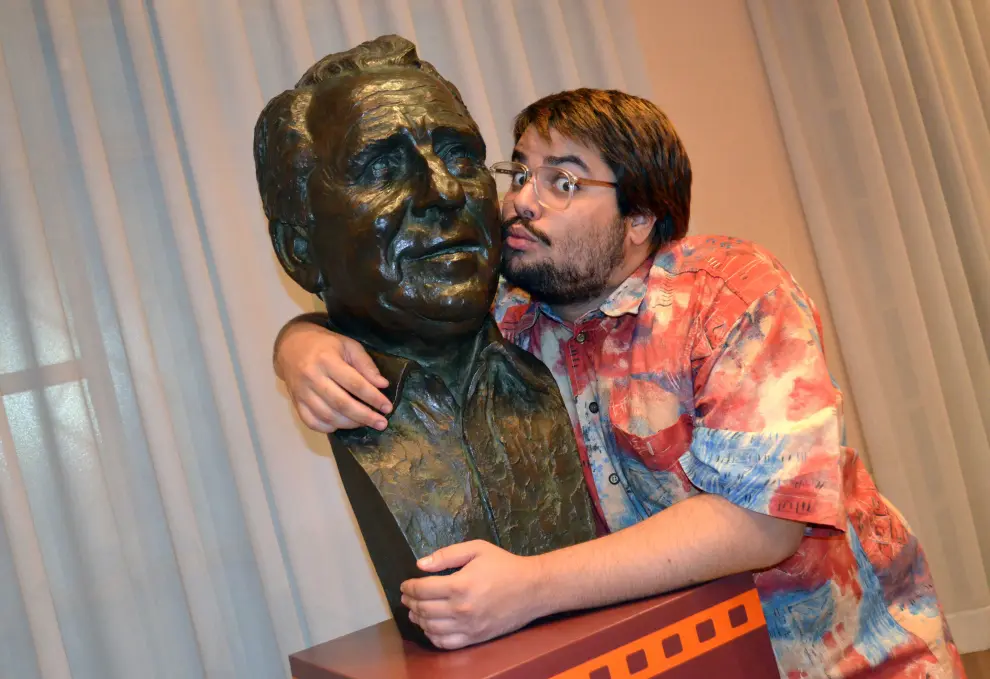 El actor Brays Efe abraza el busto de Paco Martínez Soria.