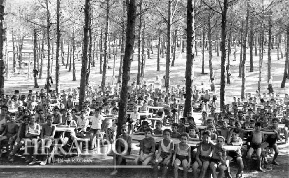 Niños de vacaciones en unas colonias escolares en el Parque Grande de Zaragoza, en los años cuarenta