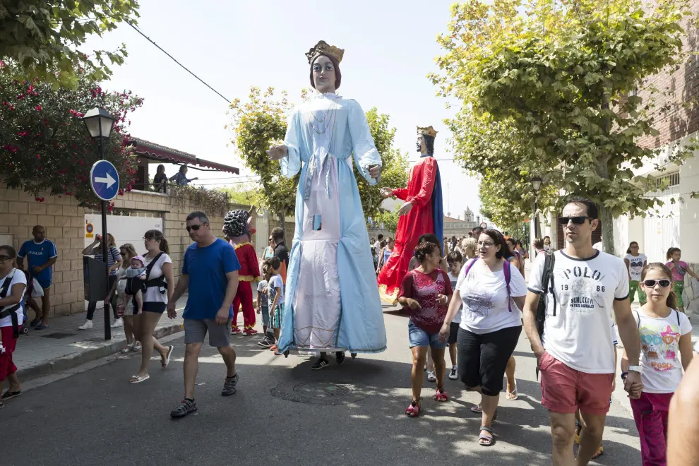 Gigantes y cabezudos en las fiestas de La Puebla de Alfindén