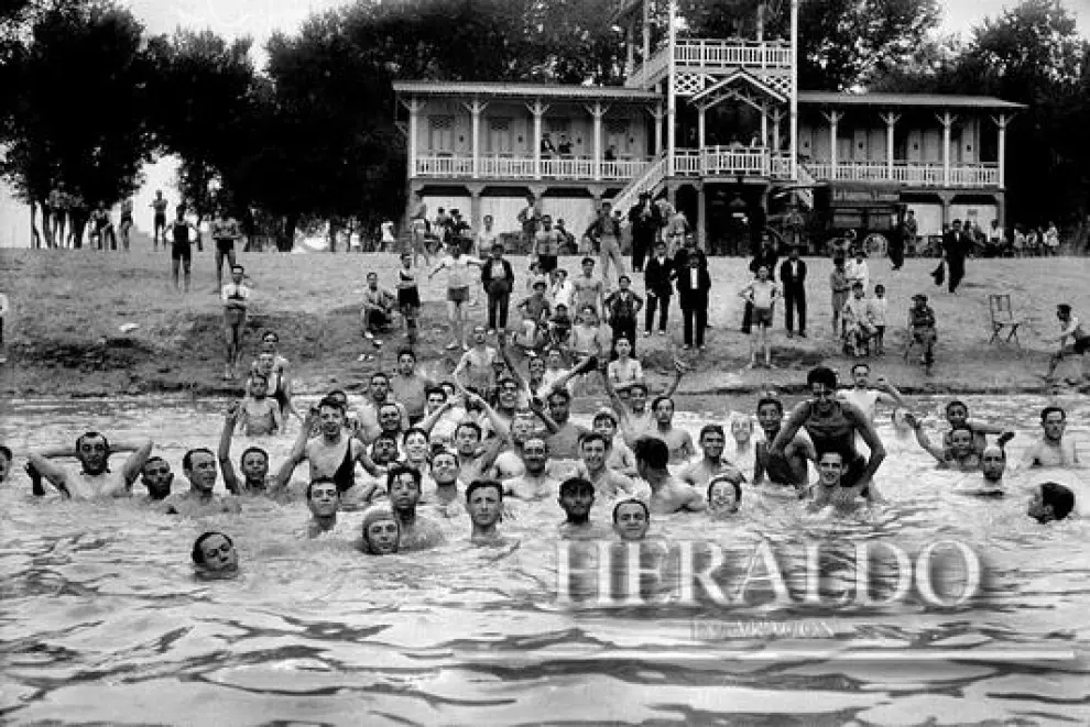 Bañistas frente a las instalaciones de los baños del Ebro en la arboleda de Macanaz en Zaragoza. Año 1928