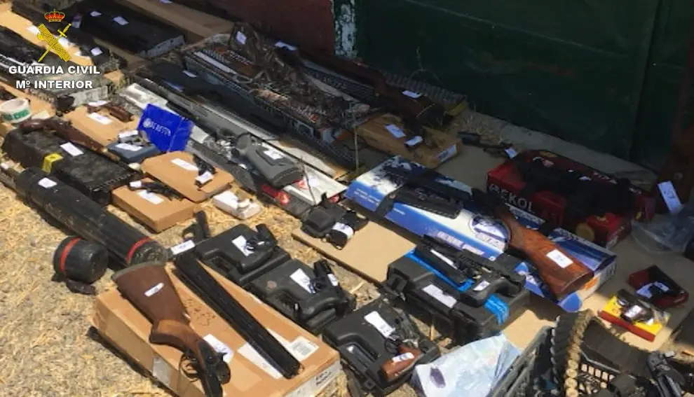 Detenido en Sevilla con 60 armas de fuego y 70 kilos de precursores de explosivos