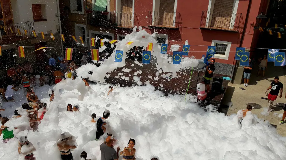 Fiesta de la espuma en Lascuarre.