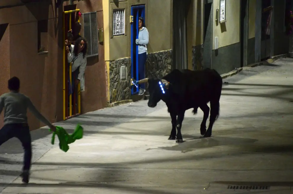 El toro en las calles de Los Fayos con un embolado diferente al habitual.