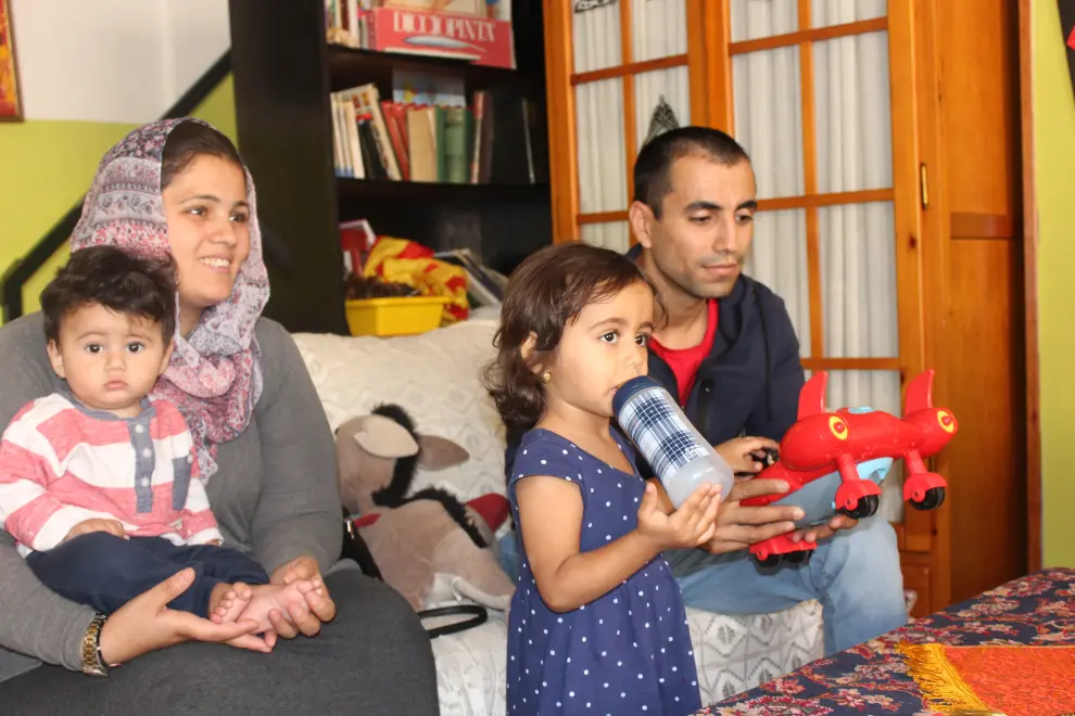 Faten Fareed y Nafea Othman con dos de sus cuatro hijos (Haryad de 8 meses y Aya de 3 años)
