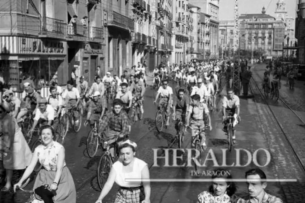 Marcha ciclista por el Coso de Zaragoza en 1954