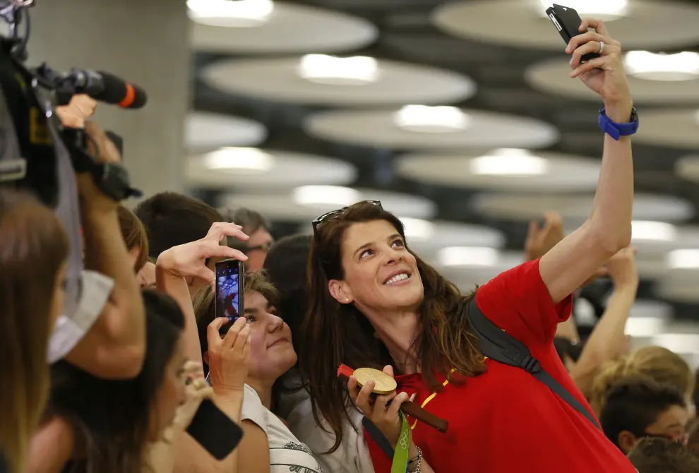 Ruth Beitia se hace un selfie con la medalla de oro en Barajas
