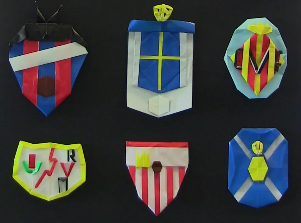 Los escudos de Primera y Segunda, de papel