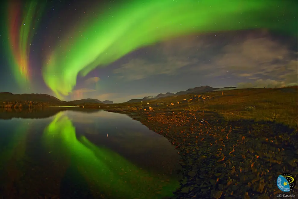 Las auroras están formadas por inmensas cortinas luminosas rápidamente cambiantes y de varias tonalidades.  Esta imagen fue tomada en Groenlandia.