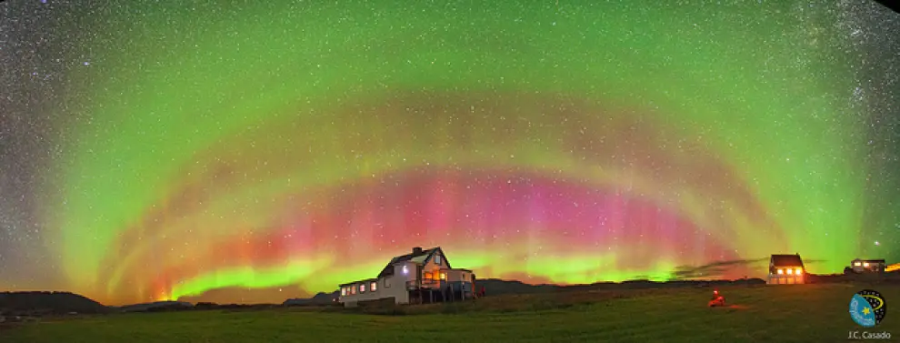 La emisión de luz se produce en la alta atmósfera (entre 100 y 400 km). Imagen de una aurora boreal en Groenlandia.
