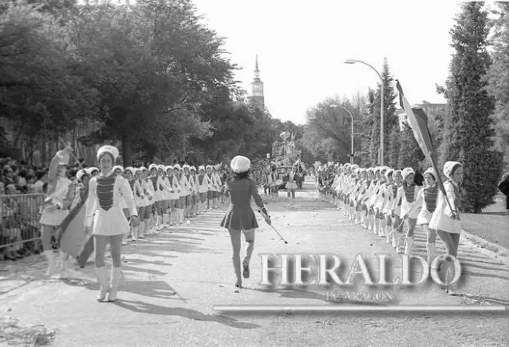 Majorettes en la Fiesta de la Primavera de Zaragoza en 1976