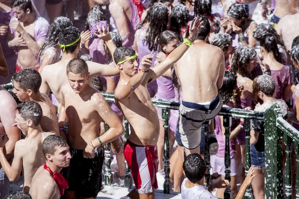 Los jóvenes de Zuera mojados por el vino y la espuma festejan el principio de las celebraciones.