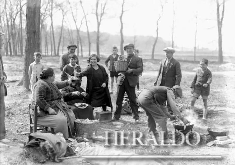 Una familia celebra una comida campestre en la década de los años treinta en Zaragoza
