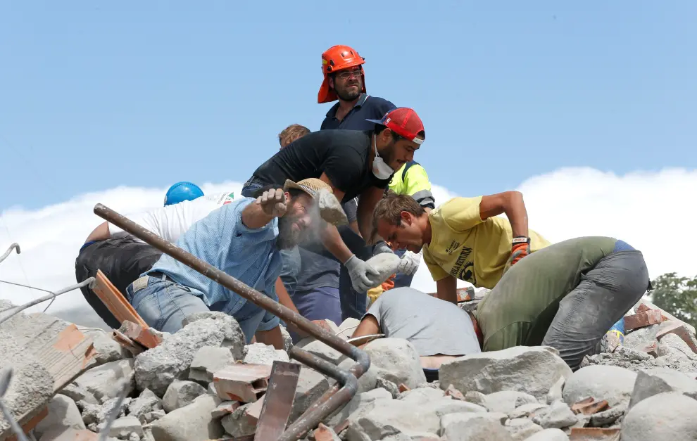 Labores de rescate en las zonas afectadas por el terremoto.