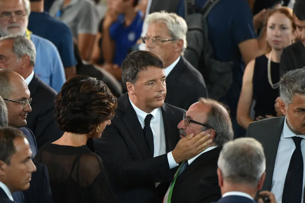 Mattarella y Renzi asisten a funeral por víctimas del terremoto en Italia