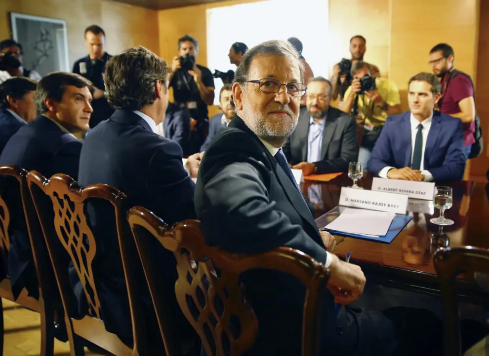 Rivera y Rajoy firman el pacto de investidura