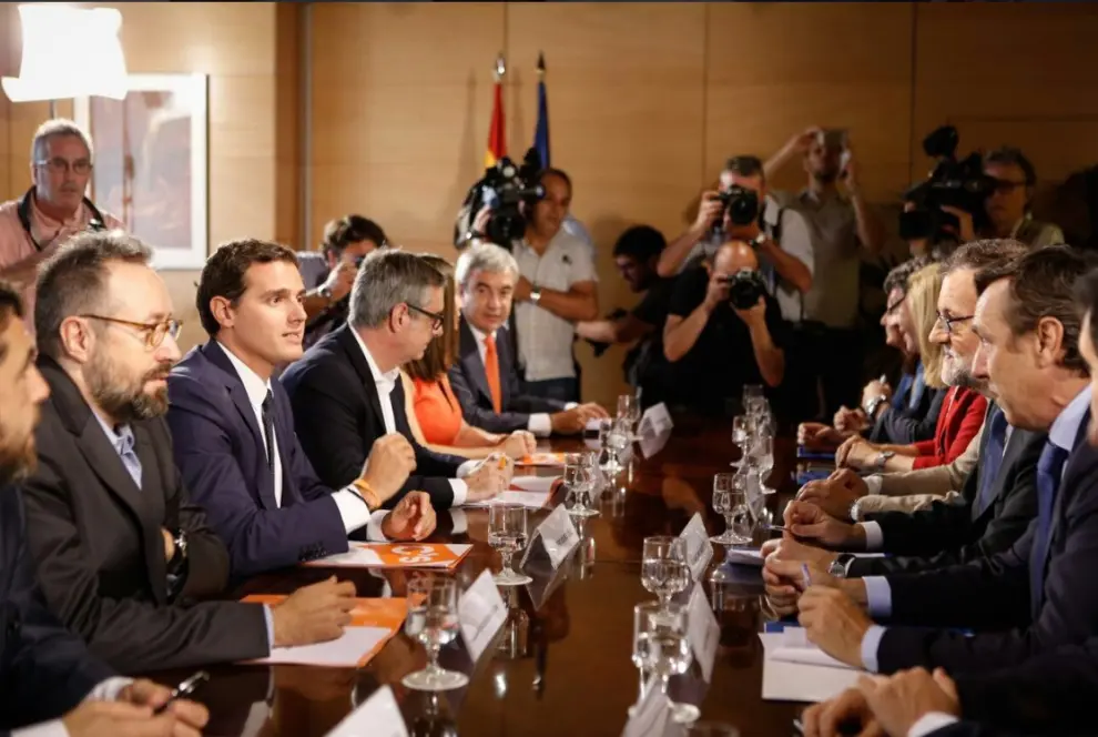 Rivera y Rajoy firman el pacto de investidura