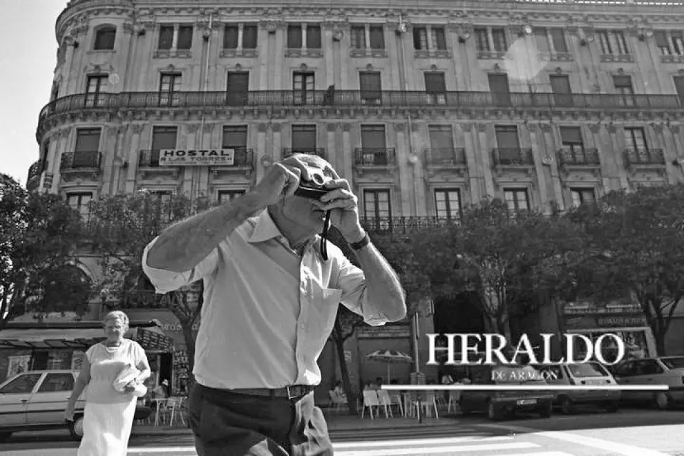 Un turista haciendo fotos en la plaza del Pilar de Zaragoza en el verano de 1989.