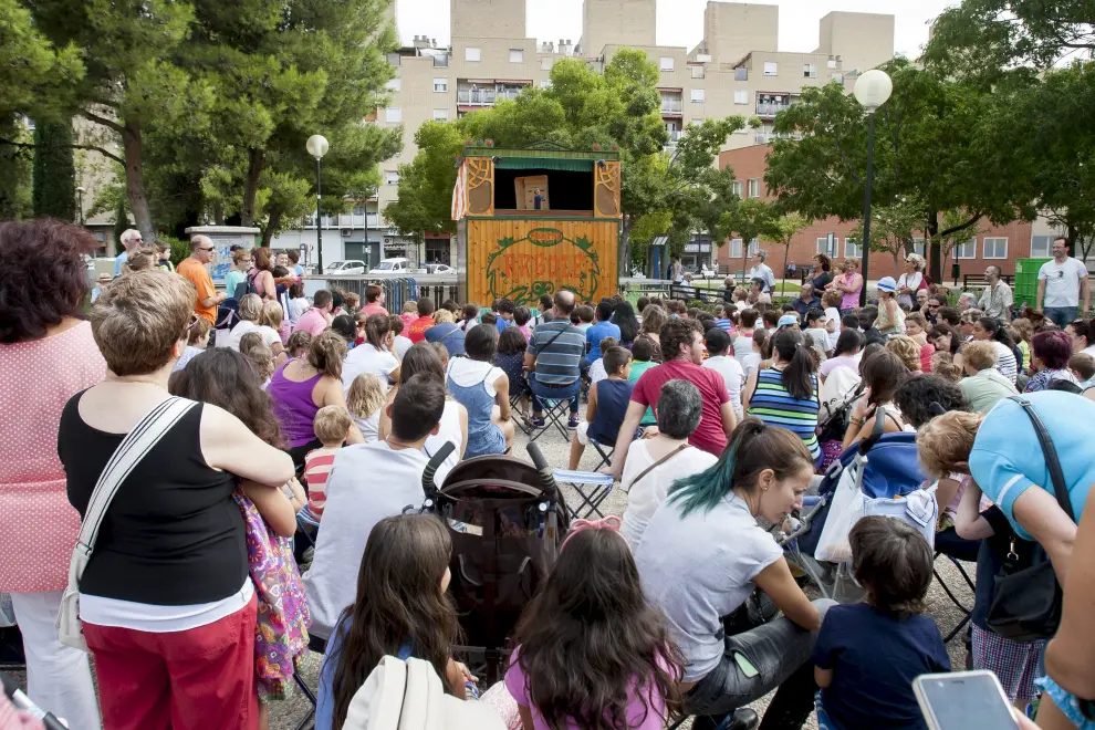 Niños y mayores disfrutaron ayer de los títeres en la plaza Mayor de San José.