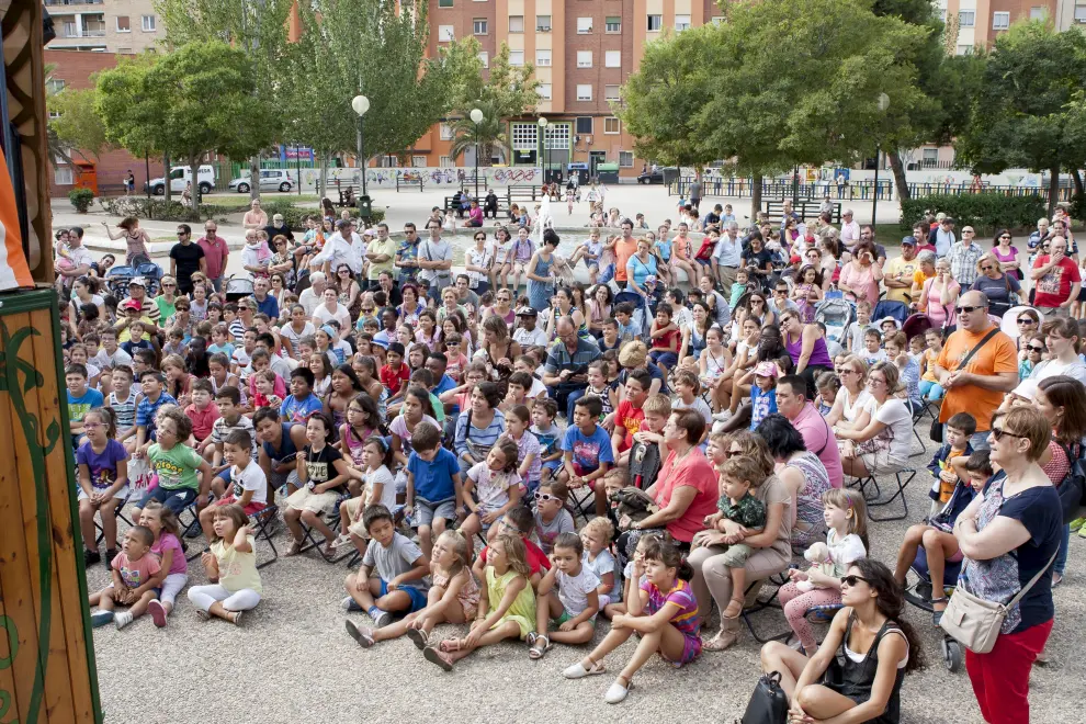Niños y mayores disfrutaron ayer de los títeres en la plaza Mayor de San José.