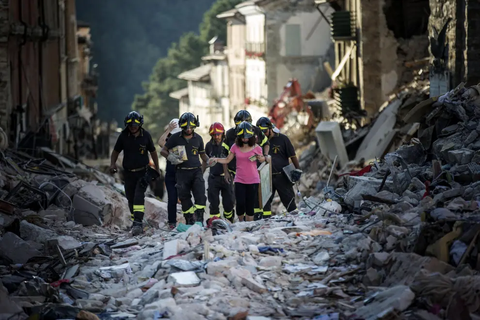 Los equipos de rescate siguen encontrando cadáveres seis días después del seísmo