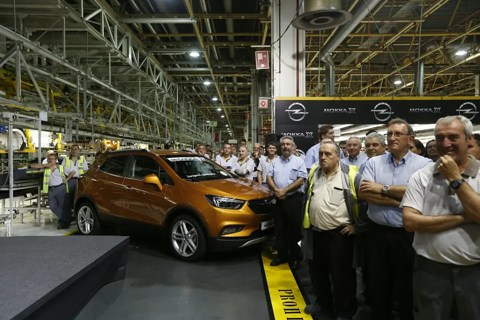 Trabajadores de GM España al comienzo de la producción del Opel Mokka X en Figueruelas.