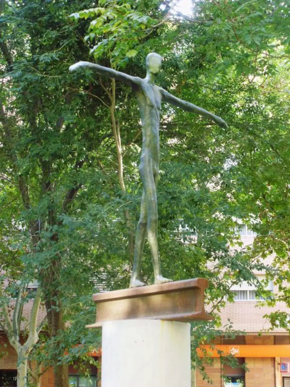 Arrancan de cuajo una escultura de cobre de un metro de alto en la plaza de Sarajevo