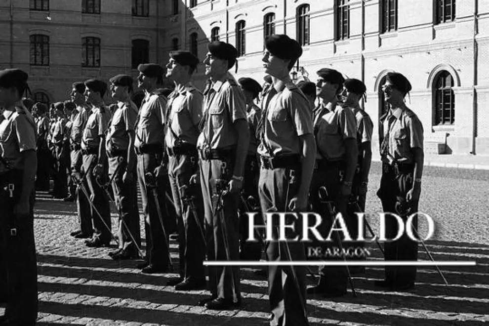 El 2 de septiembre de 1985 el príncipe Felipe de Borbón ingresaba en la Academia General Militar de Zaragoza para comenzar su formación militar. La fotografía corresponde al 17 de septiembre de 1985 en la usual ceremonia protocolaria donde recibió el sable que acredita como caballeros a los alumnos aspirantes.