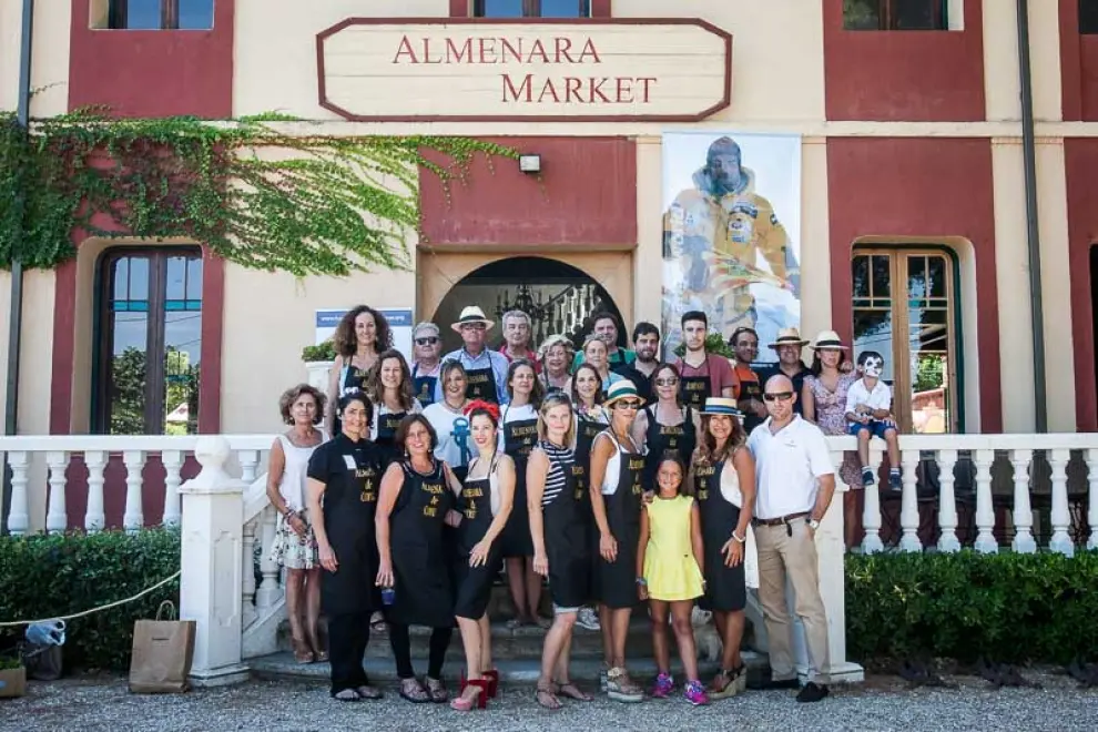 La mayoría de los expositores, posando delante de la finca momentos antes de abrir sus puertas el III Almenara Market. ?