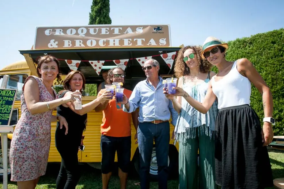 Berta Recaj, Raquel Aznar, Carlos Pauner, Carlos Torrellas, Nuria Fuentes y Lorena del Río, brindado con limorada junto a una de las food track.