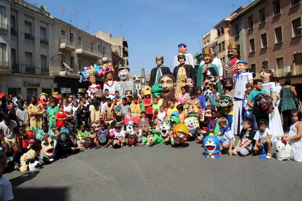 La comparsa de Gigantes y Cabezudos recorrió el barrio de San Fermín.