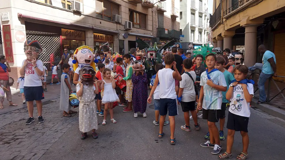 La comparsa de Gigantes y Cabezudos recorrió las calles de BarbastroLa comparsa de Gigantes y Cabezudos recorrió el barrio de San Fermín.
