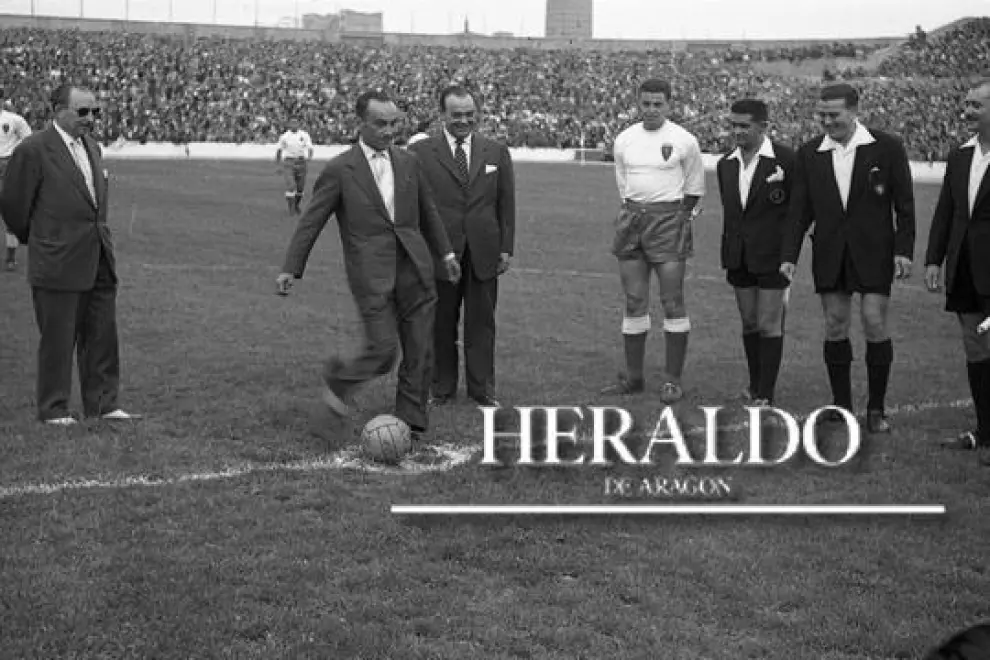 El alcalde de Zaragoza, Luis Gómez Laguna, realizando el saque de honor que inaugura oficialmente el nuevo campo de La Romareda el 8 de septiembre de 1957. El partido de estreno es un amistoso entre el Real Zaragoza y el Club Atlético Osasuna: el Zaragoza ganó por 4-3, con goles locales de Vila (2), Murillo y Wilson.