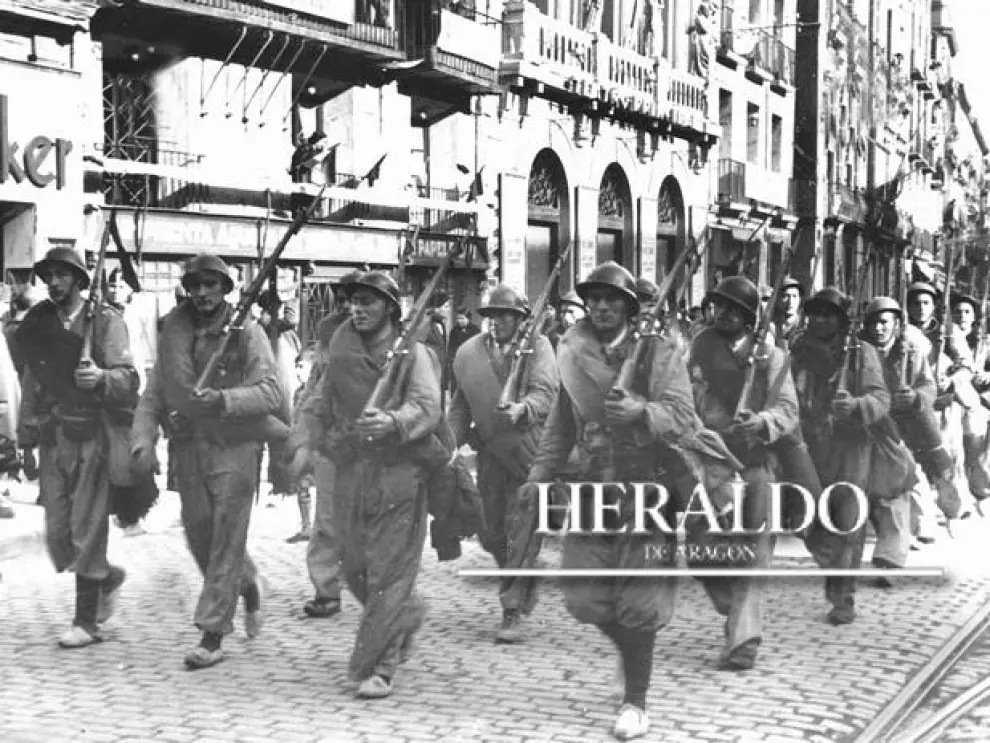 Desfile militar en Zaragoza durante la guerra civil el 12 de septiembre de 1937.