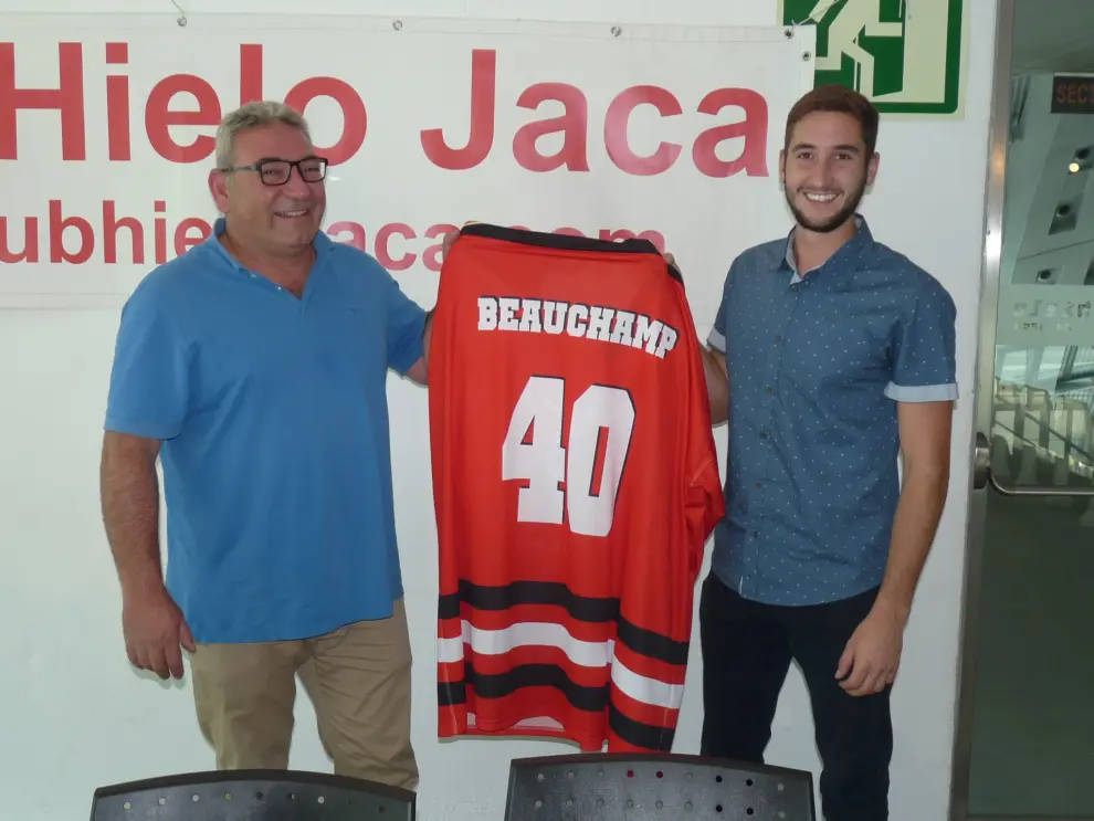 Los nuevos fichajes del CH Jaca con el presidente del club, Eric Bastide.