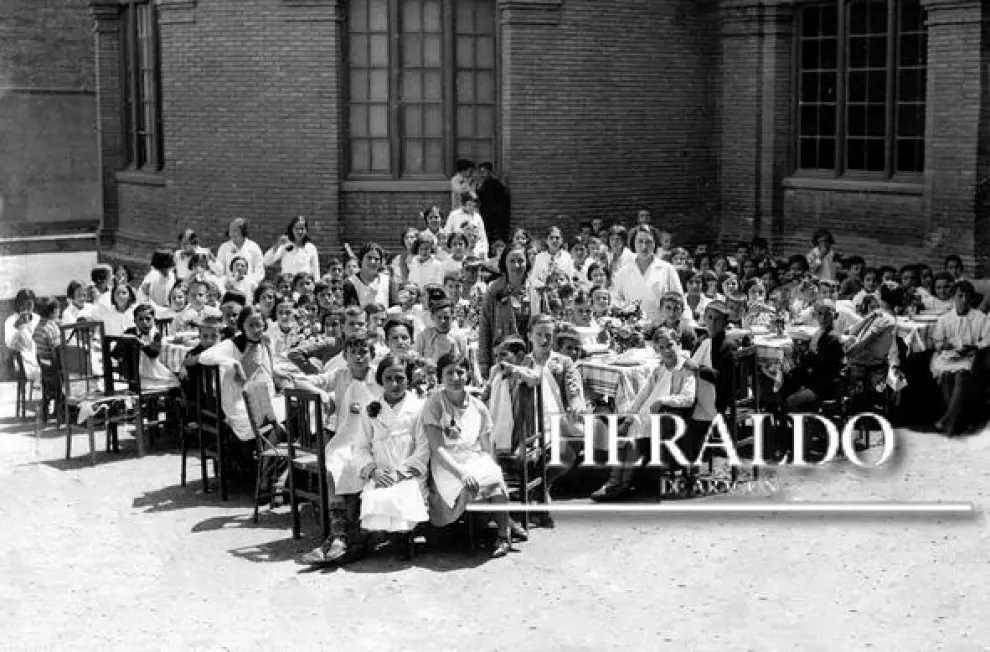 Un grupo de alumnos del grupo escolar Joaquín Costa de Zaragoza inaugurado a finales de la década de 1920.