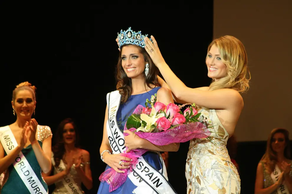 La zaragozana Raquel Tejedor durante su coronación como Miss World Spain.