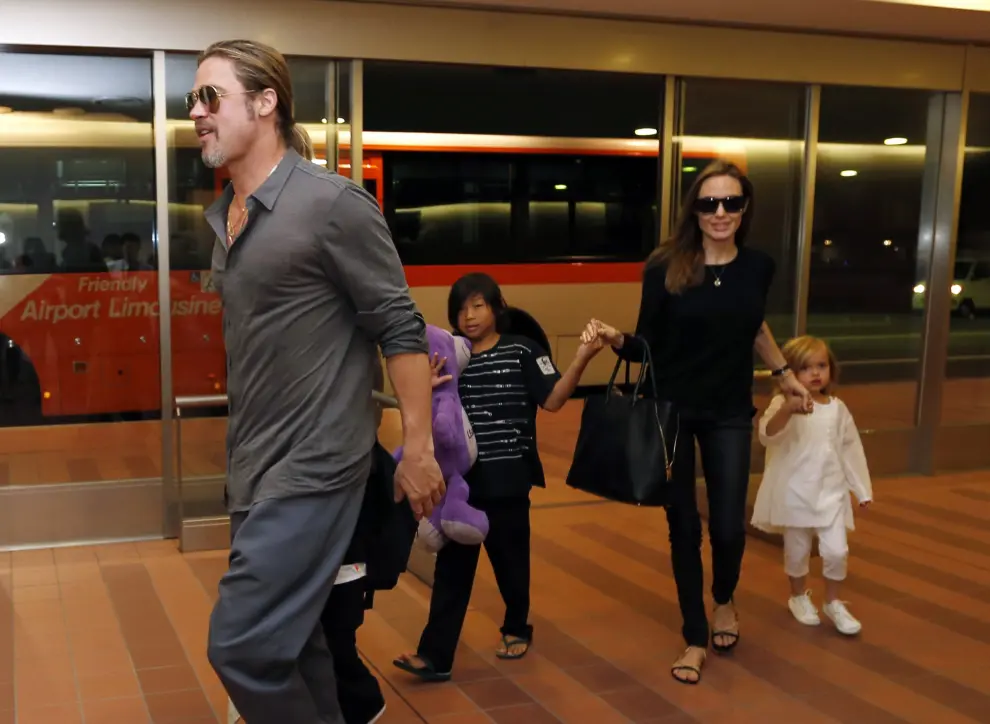 Brad Pitt y Angelina Jolie junto a varios de sus hijos.