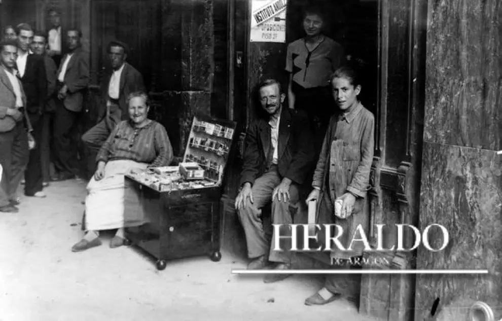 Vendedores callejeros de tabaco en el Tubo de Zaragoza en la década de los años 30.
