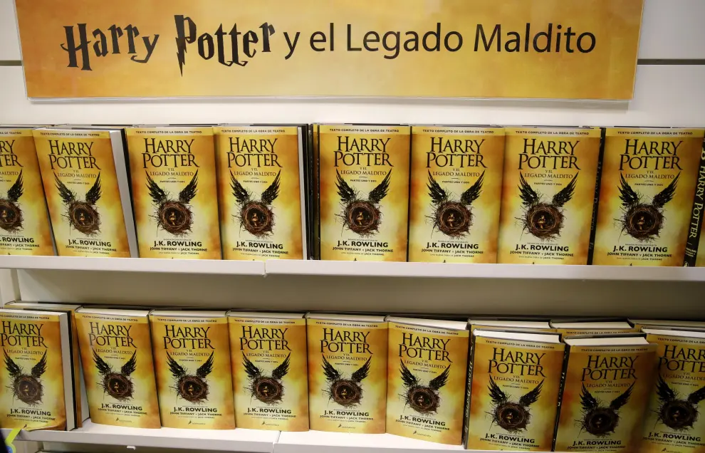 Más de 200 fans trasnochan en Madrid para conseguir lo último de Harry Potter